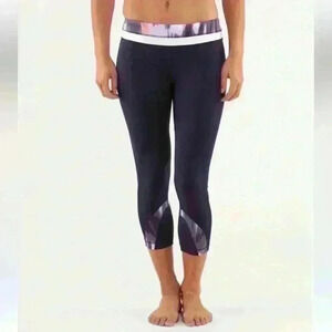 Lululemon Run: Inspire Crop II
Deep Indigo / Mirage Deep Indigo / White size 8